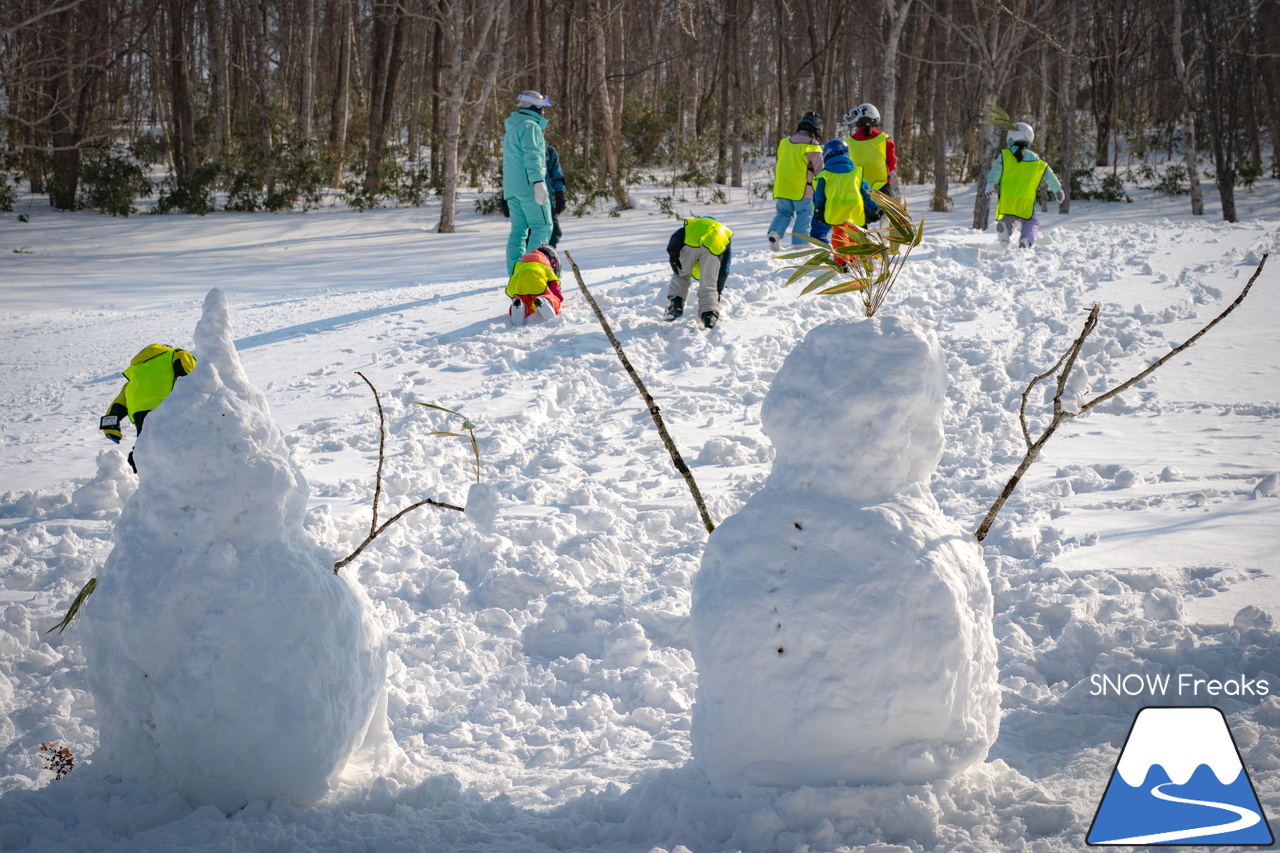 井山敬介さんと秋元日菜子さんのコンビは今年も健在！さらに、サプライズゲストも登場？！憧れのスキーヤーと一緒に雪と戯れ、『いちえ』の美味しいランチをいただく…。夢のようなイベント。めもるホールディングス presents プロスキーヤー・井山敬介さんと行く｜ダイナスティスキーリゾート